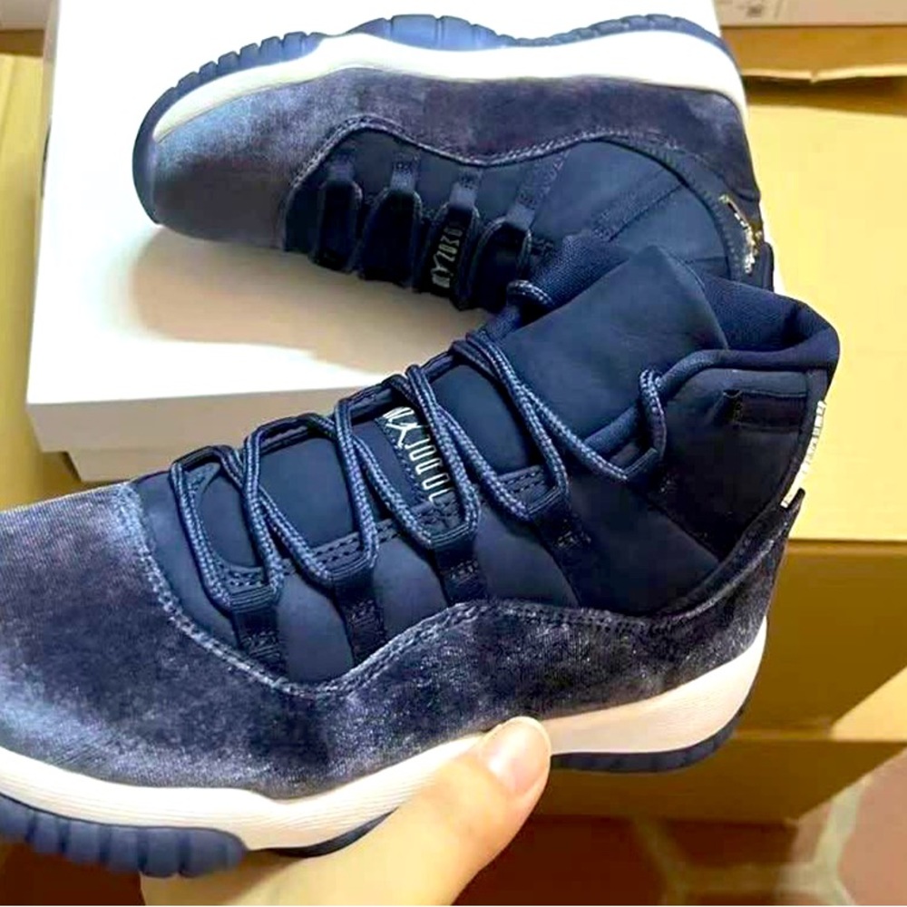 MIDNIGHT NAVY JORDAN 11 WMNS size 7